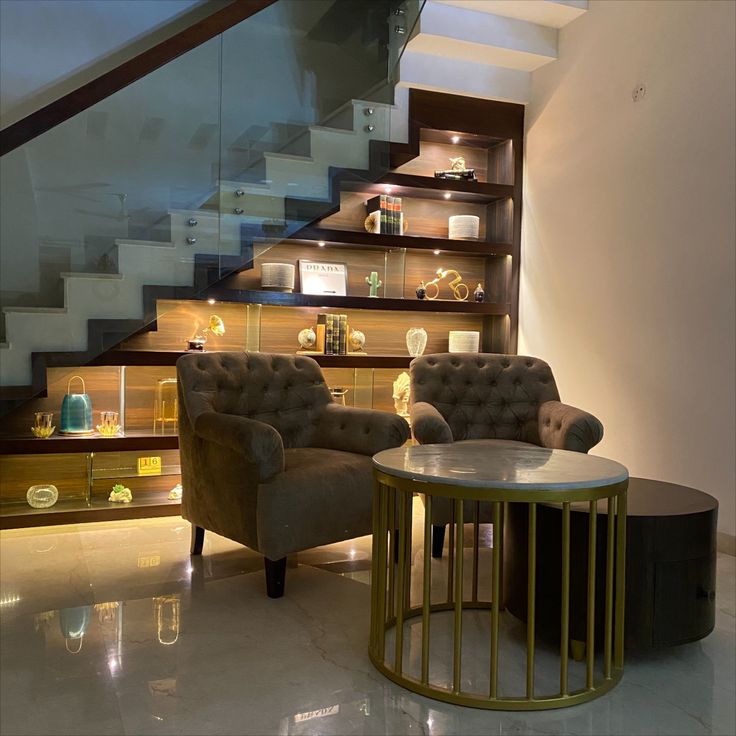 trang tri tu gam cau thang